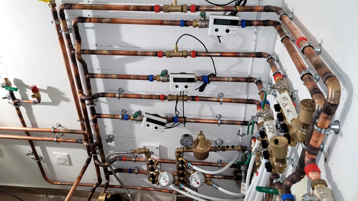 Installation plomberie cuivre avec compteurs d'eau Maddalena réalisée par Sosia Chauffagiste à Joinville-le-Pont (94)