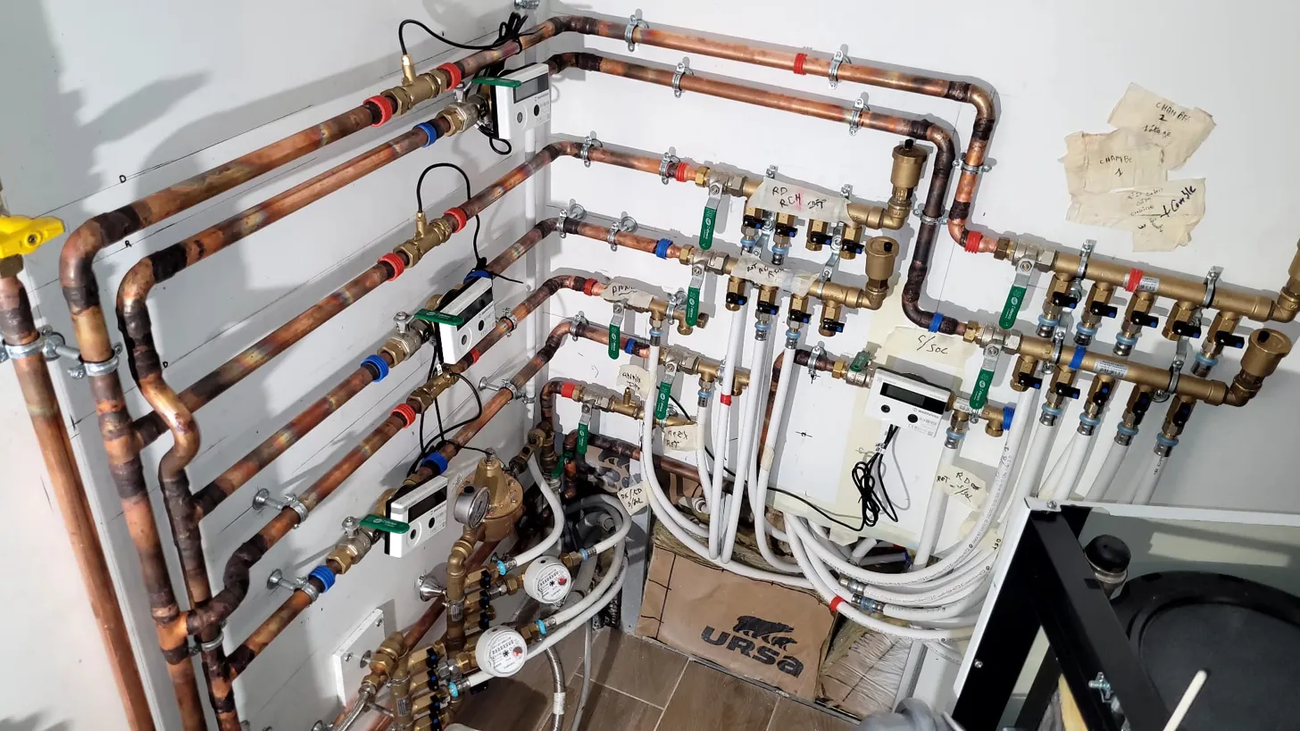 Installation plomberie cuivre multi-circuits avec compteurs individuels - Sosia Chauffagiste Val-de-Marne (94)