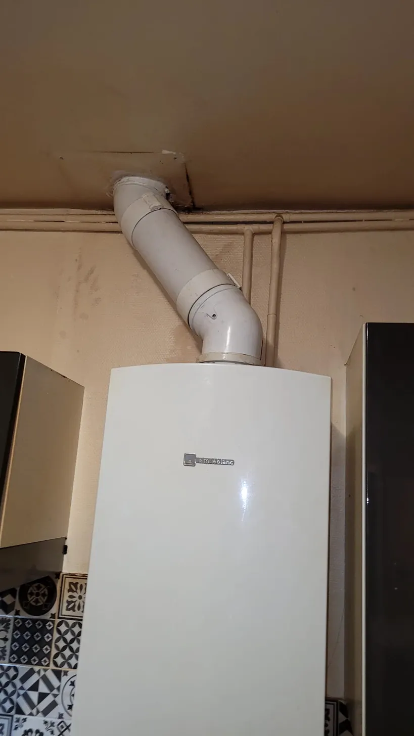 Installation chaudière gaz Elm Leblanc avec conduit de fumée par Sosia Chauffagiste à Joinville-le-Pont (94)