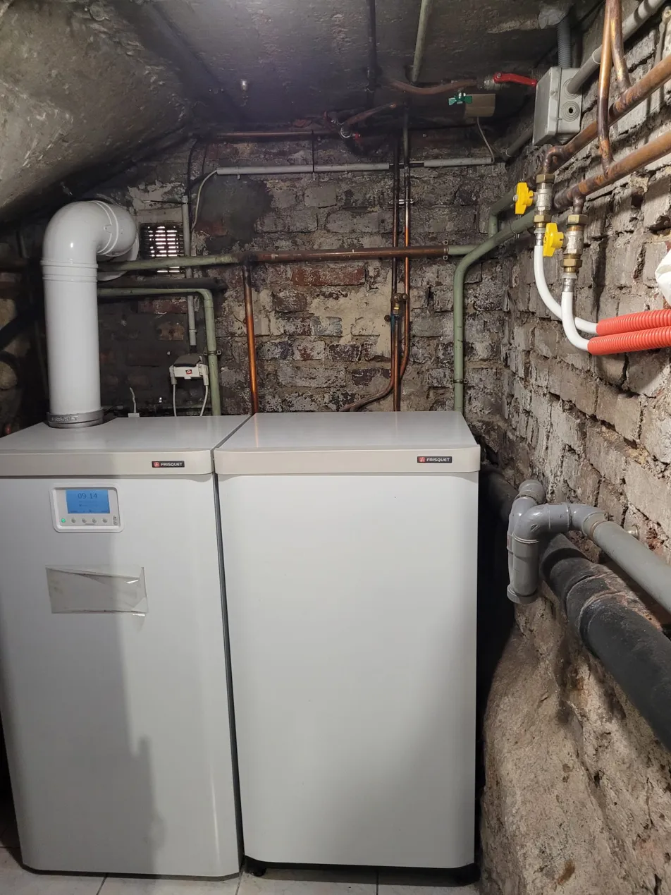 Installation de deux chaudières Frisquet en cascade pour grand logement - Sosia Chauffagiste Val-de-Marne (94)