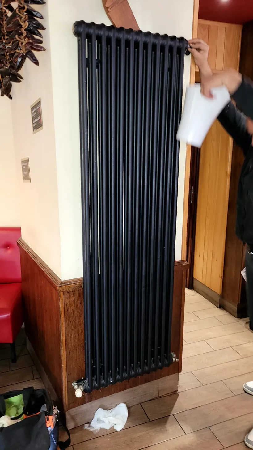 Pose d'un radiateur fonte design rétro dans une rénovation par Sosia Chauffagiste (94)